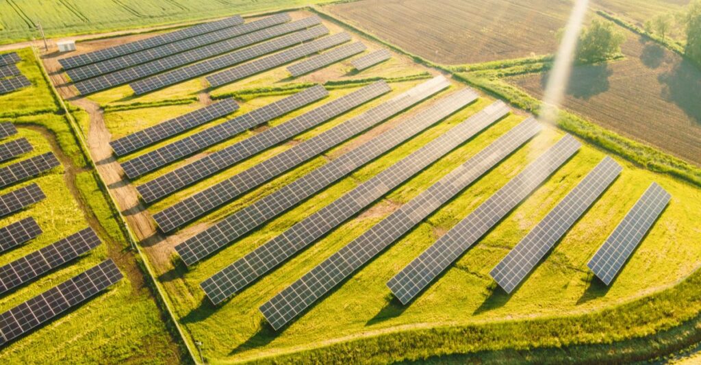 pembangkit listrik tenaga surya di sawah